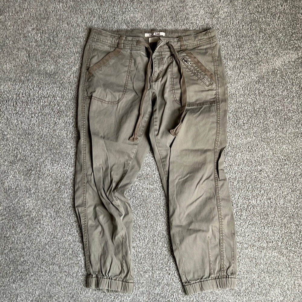 Hei Hei light olive cropped pants.
